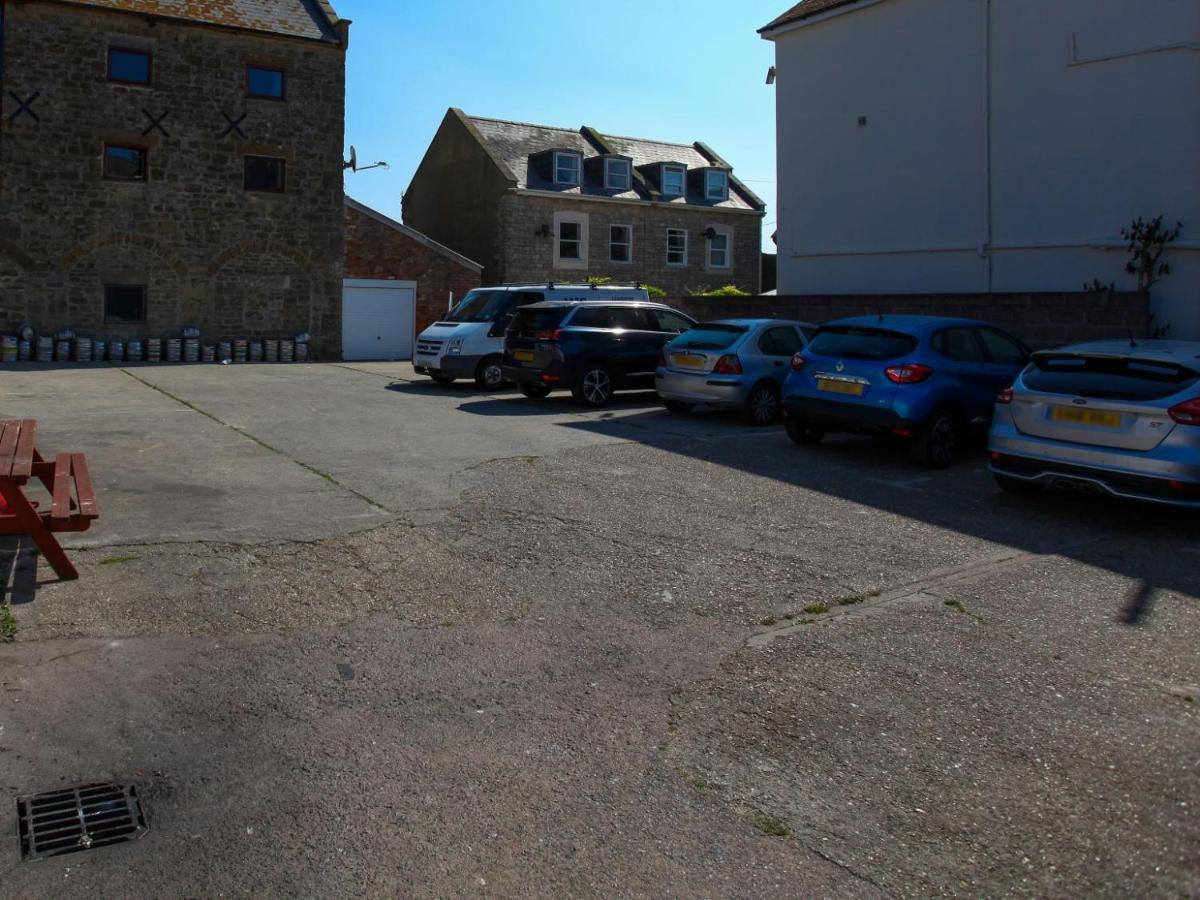 The George Hotel West Bay Exterior photo