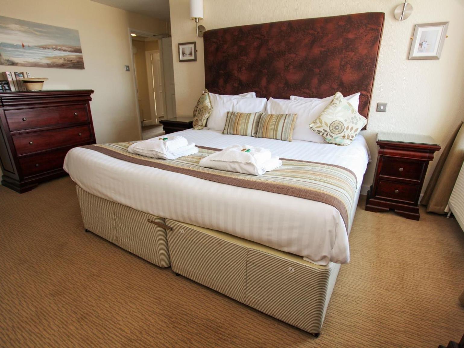 The George Hotel West Bay Room photo